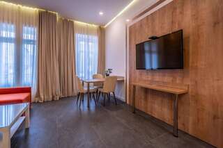 Отель 5 STAR APART HOTEL Тбилиси Двухместный номер Делюкс с 1 кроватью или 2 отдельными кроватями и балконом-25